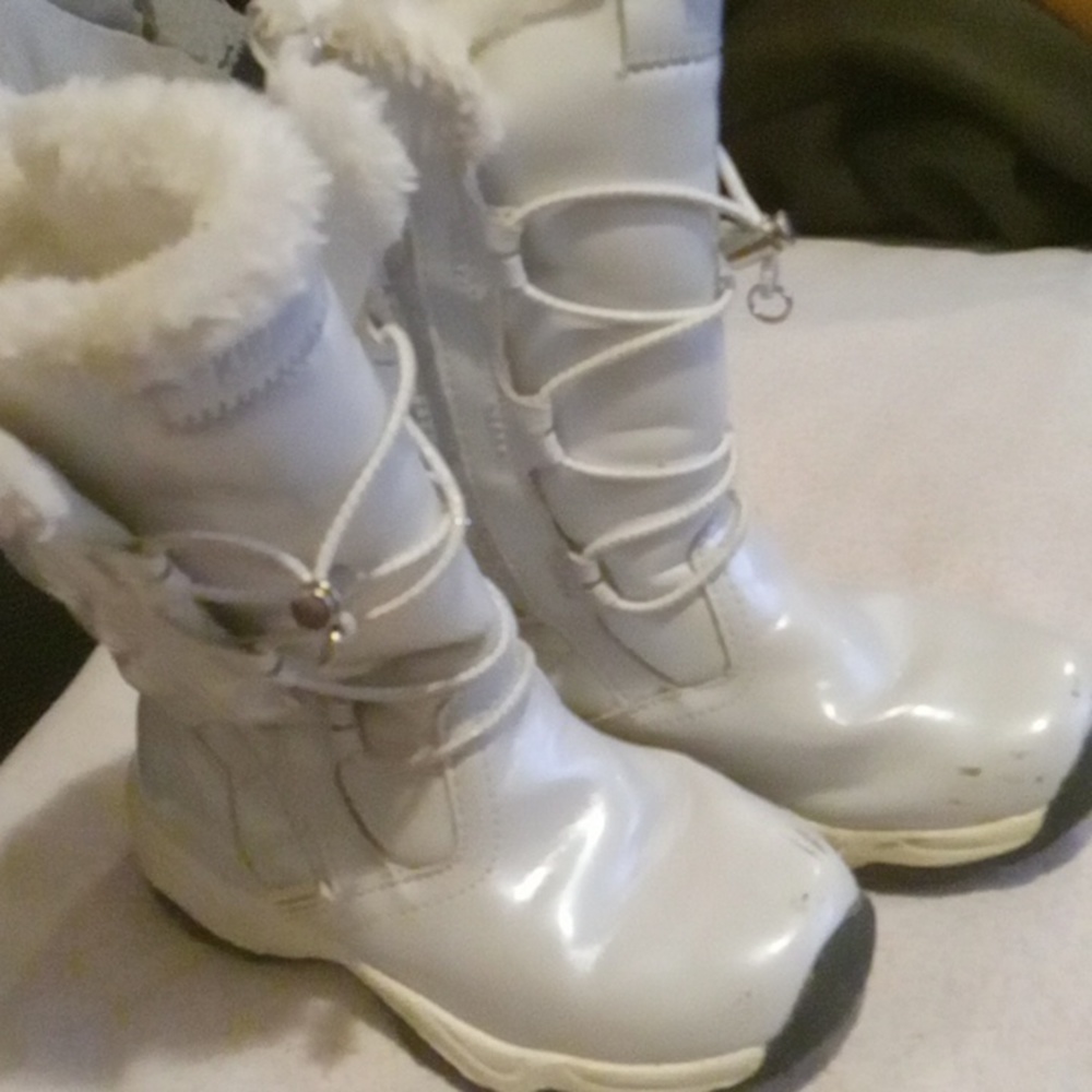 Kids light gray winter boot with faux fur uppers